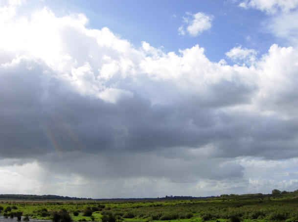 links een vreemde regenboogflard...