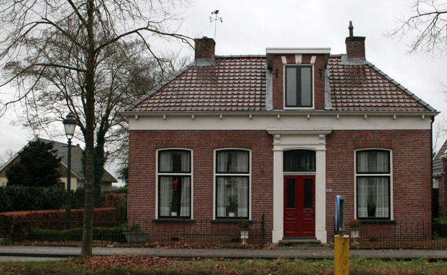het eerste huisje, vanuit haren gerekend