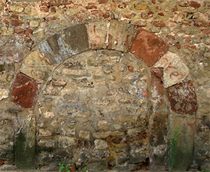 een lange oude muur in trier