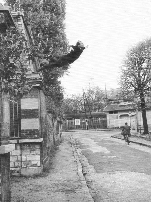 yves klein - sprong in de ruimte - deze foto is bedoeld als kunst, maar ook hier krijg ik het benauwd van...