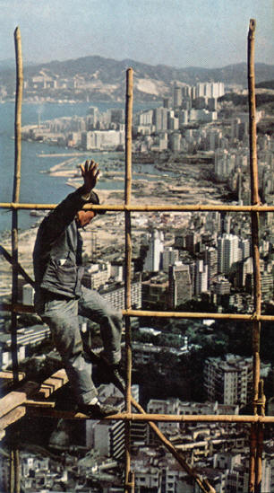deze man staat op een constructie van bamboe, dat weliswaar veel steviger is dan het eruit ziet, maar toch...