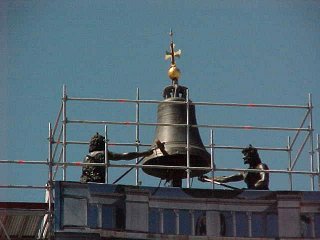 dit is een interessante: het zijn twee moren die een klok aan het luiden brengen in venetië, maar in maastricht hebben ooit twee gebroeders moors gewoond die klokkenmakers waren...