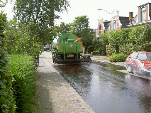 in twee minuten door de straat...