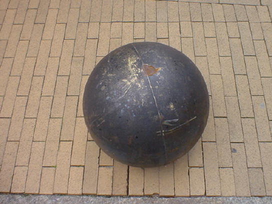 ergens lag deze ijzeren bal op een stoep...