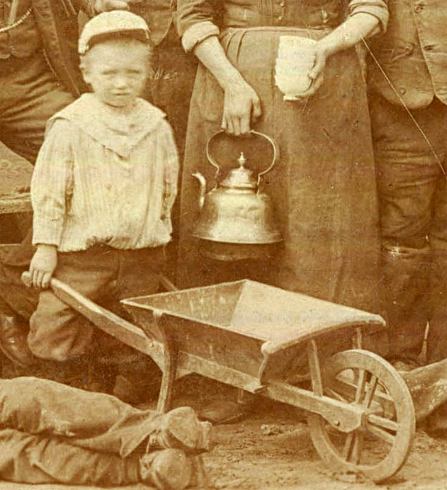 jongetje met kruiwagen