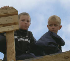 twee mannen op een hut...
