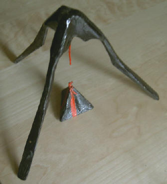 driepoot met pyramide