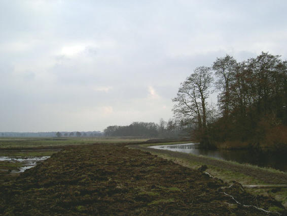 er wordt aan het begin van het pad fors gewerkt en gegraven...