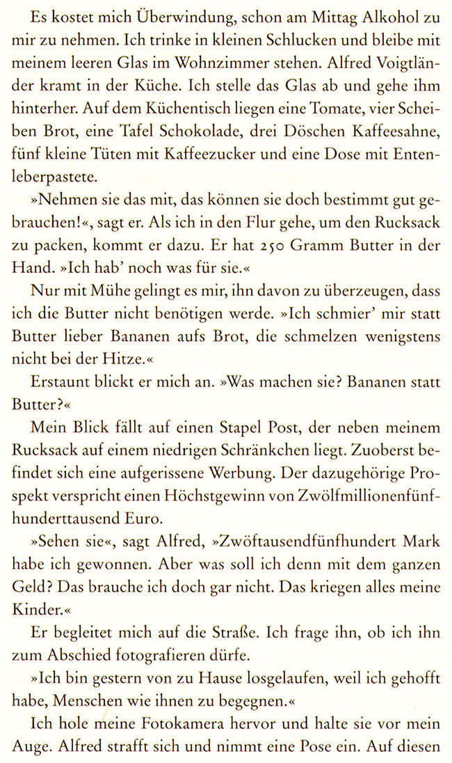 alfred strafft sich und nimmt eine pose ein...