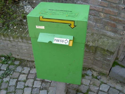 gezien in maastricht - hondepoepzakjesautomaat