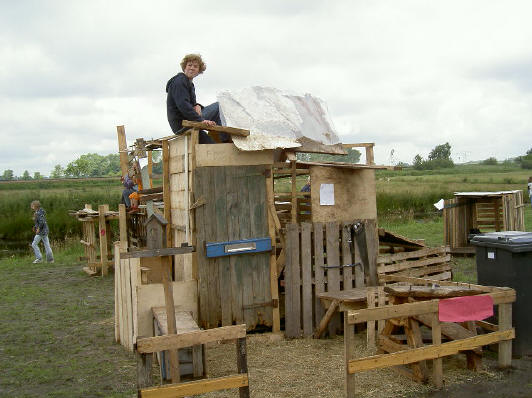hut met brievenbus