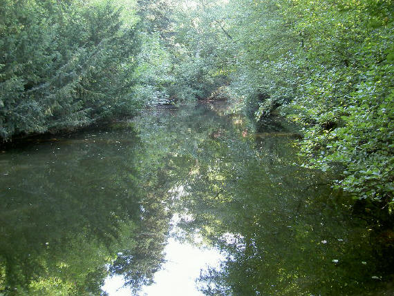 sloot rond het kerkhof