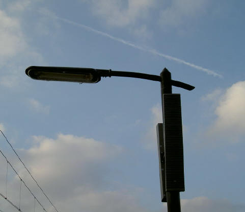 met die wolken en die witte vliegtuigstreep in de lucht is het net een schilderij...