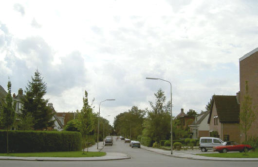 let op de krul in het huis links