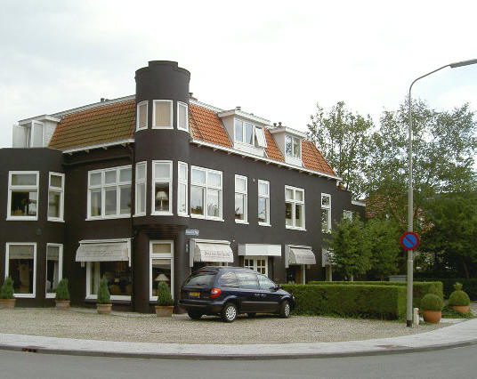 dit hoekhuis is ook al eens wit geweest...