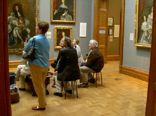 hele groepen liepen in de musea met krukjes te sjouwen, en gingen dan luisteren naar het verhaal van een uitlegdame...