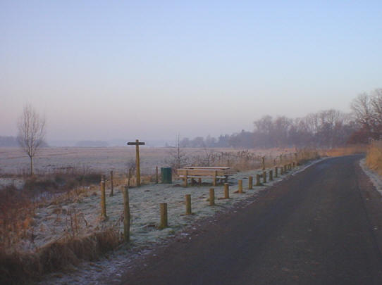 op de paal links staat te lezen dat je je hier op het pieterpad bevindt, dat van pieterburen naar de pietersberg loopt...