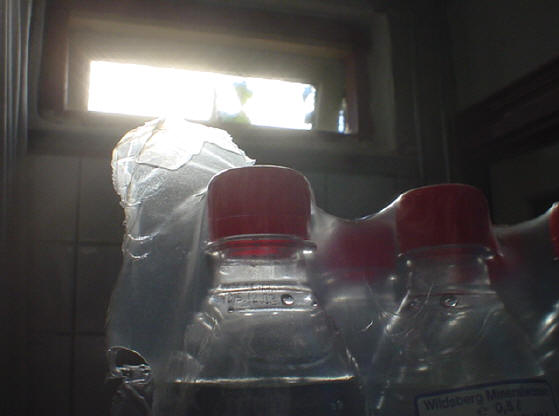 flesjes mineraalwater in verpakking