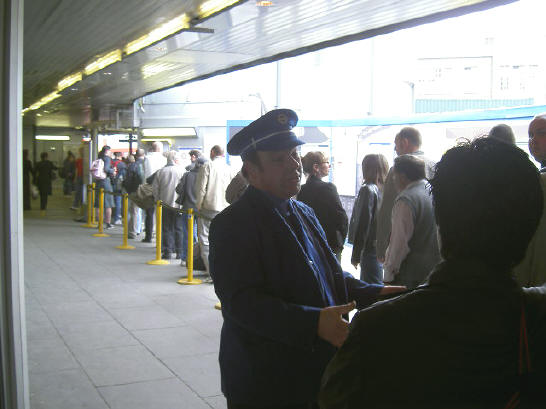 onze eerste queue, voor een undergroundkaartje...