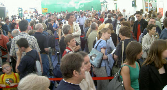 zigzaggende doolhofqueue op het vliegveld van stansted