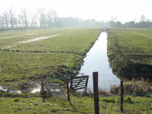 tussen het dijkje en het paterswoldsemeer ligt het gehucht dat je rechts achteraan kunt zien liggen...