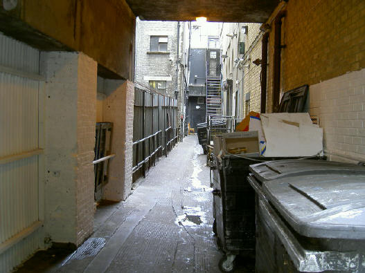 keurige grote winkelstraat, en je kijkt naar rechts...