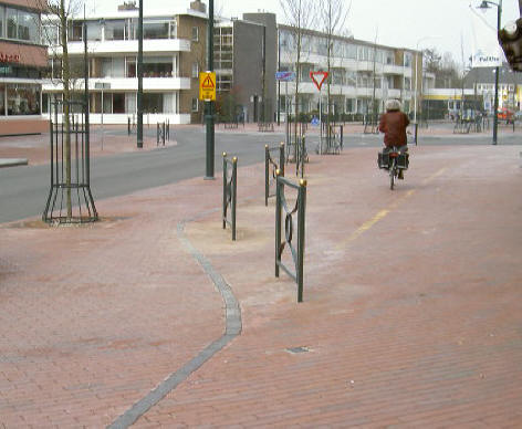 fietser gaat rechtdoor