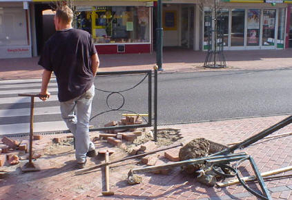 het nieuwe hekje staat er al, maandagmorgen om half tien...