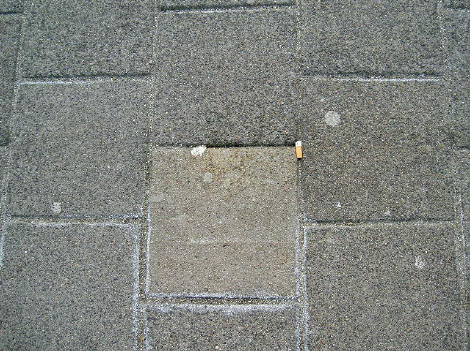 een peuk en sporen van kauwgum