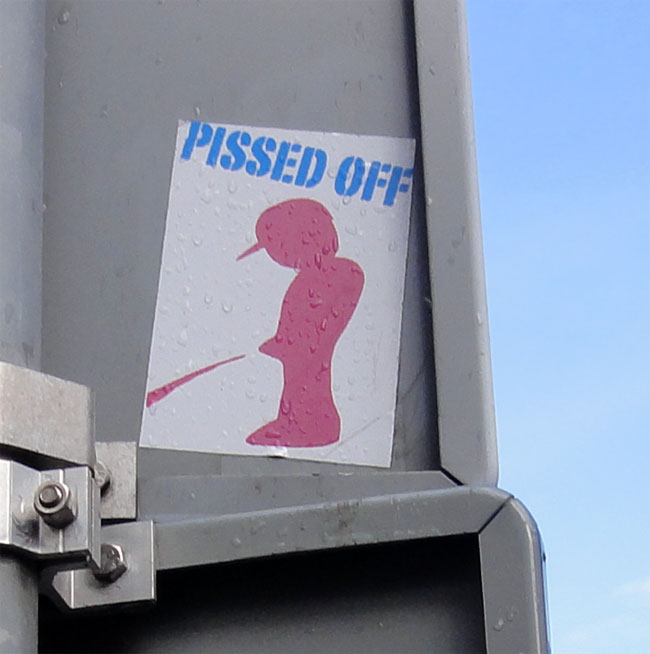 hoog achter op een verkeersbord...
