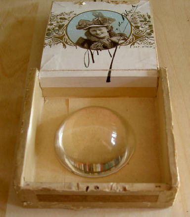 doosje met vergrootglas