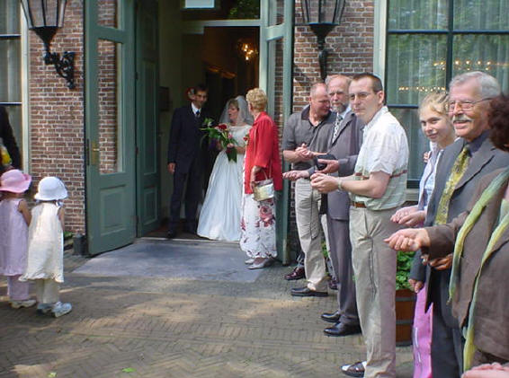 wachten met rijst - let ook even op de tweeling links