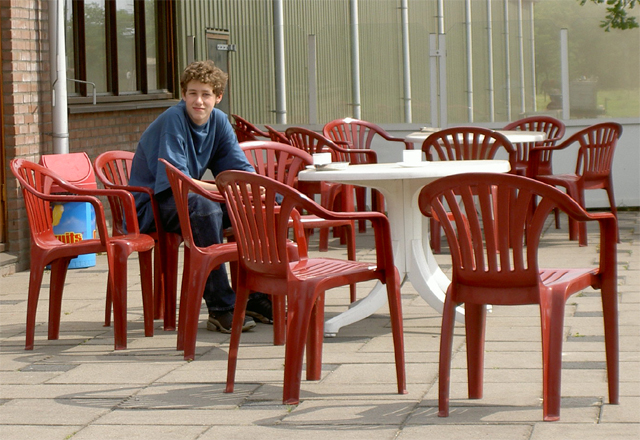 rik kijkt toe vanaf het lege terras