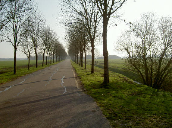 dit is een gewone weg in het platte groninger landschap, maar ik vind het elke keer weer prachtig...