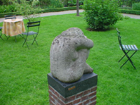 beeldje in de prinsentuin