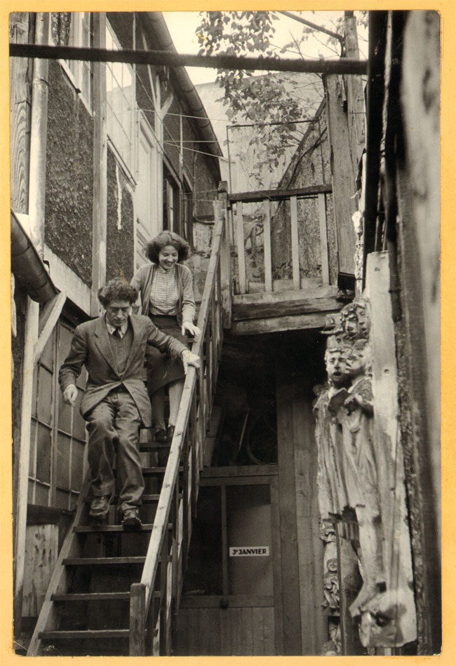 op de trap bij het atelier, in 1946