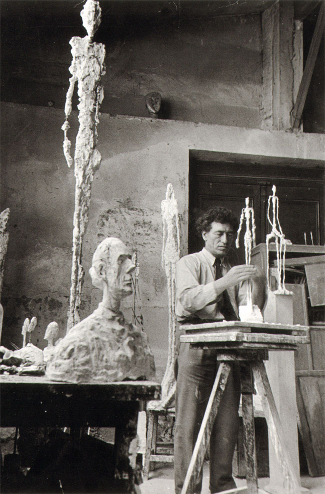 giacometti aan het werk in zijn atelier