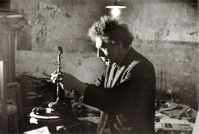 giacometti werkt aan een klein beeld