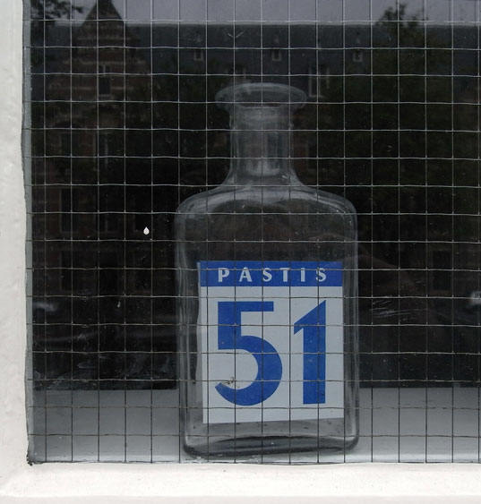 een fles achter het raam, nummer 51, amsterdam