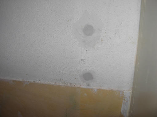 gaten in de muur
