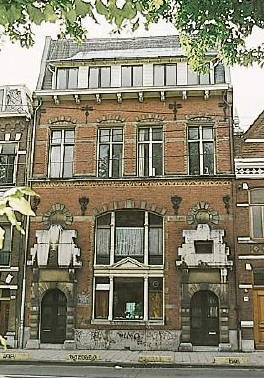 het Witsenhuis... zou Bloem nou de linker- of rechterdeur hebben opengedaan?..