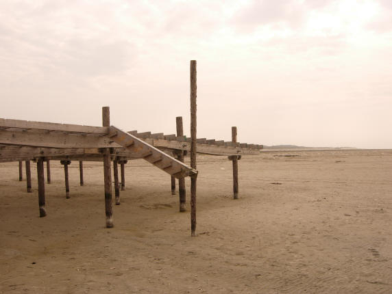 palenconstructie voor strandpaviljoen...