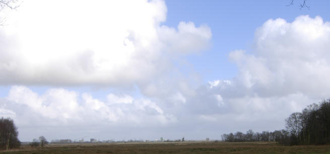 aan de horizon de industrie langs het winschoterdiep...