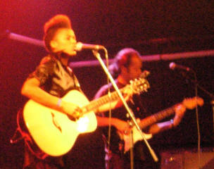 ze speelt behalve vingerpiano ook gitaar...