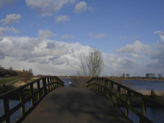 eerst een bruggetje over...