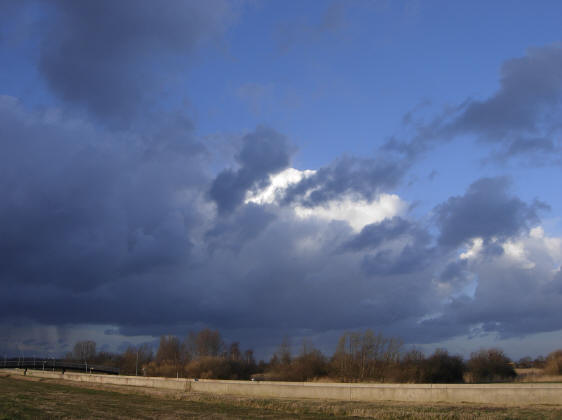 tussen twee plassen door loopt een weg tussen twee muren...