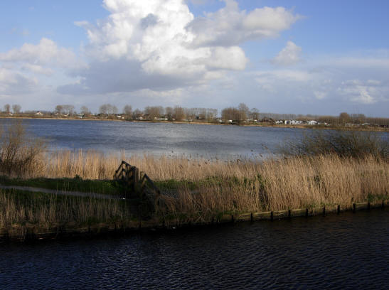 om de plas heen ligt een brede vaart...