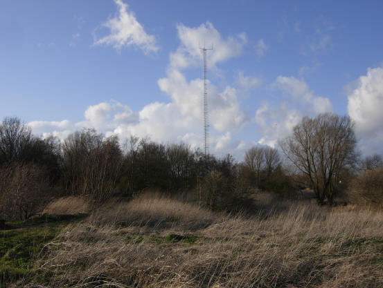 de zendmast laat zien dat we in bewoond gebied zijn...