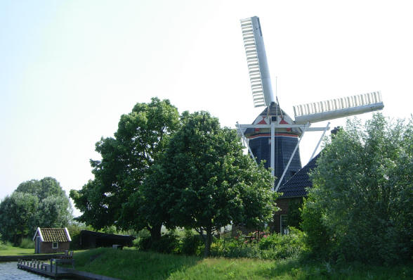 er staat ook een bewoonde woning naast de molen...