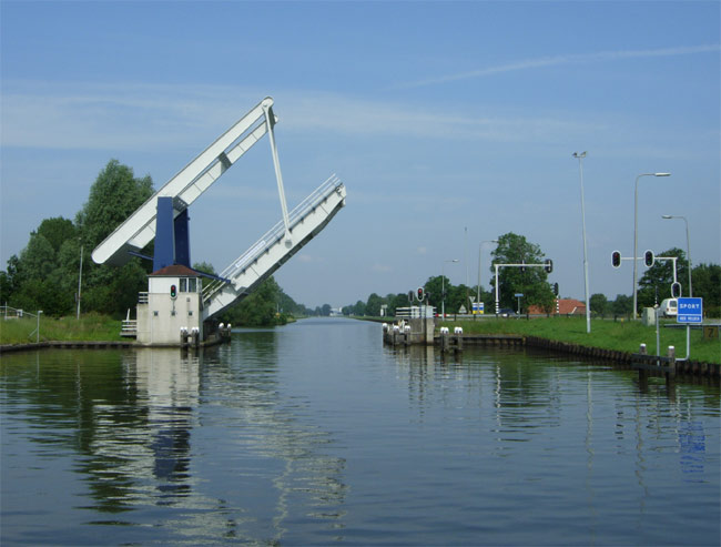 brug over het winschoterdiep waar ik als fietser vaak voor heb staan wachten...